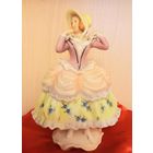 Девушка,завязывающая  шляпку, фарфор, Karl Ens