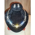 Ожерелье с клипсами, длина 55 см., отсутствует одна вставка возле застёжки.