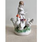 СТАТУЭТКА ФАРФОРОВАЯ "ДЕВОЧКА КОРМИТ КУР". ДУЛЕВО. КЛЕЙМО 1960Г. РАННИЙ ВЫПУСК. СМ.ФОТО, ОПИСАНИЕ.
