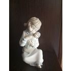 Фарфоровая фигурка. Девочка с куклой. Casades.