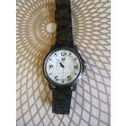 Часы наручные с браслетом. ТИКАЮТ. Состояние на скане. В коллекцию,ремонт,на запчасти.