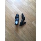 Итальянские туфли натур кожа с необычн каблуком,35