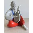 СТАТУЭТКА ФАРФОРОВАЯ "БАНДУРИСТ. КАЗАК ИГРАЕТ НА БАНДУРЕ". 13*12*13 СМ. ЗХК ПОЛОННОЕ. СМ.ФОТО И ОПИСАНИЕ.