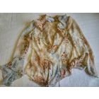 Блузка женская капроновая  фирмы Gallery  на подплечиках  бежевого цвета в цветы. Размер 40-42.