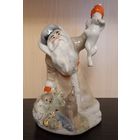 Фарфоровая статуэтка "Дед Мороз с зайцем"