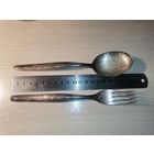 Старинные ложка с вилкой, латунь в посеребрении, длина 19 см., клеймо.