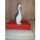 Фарфоровая статуэтка "Гусь", высота 13 см., без сколов и трещин.
