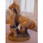 КОЛХОЗНИЦА С КОНЕМ.СТАРАЯ ГЖЕЛЬ.50-Е ГОДЫ.ВЫСОТА 26.9 СМ.