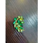 Винтажная брошь в виде цветочной ветки , украшена зелеными кристаллами и камнями с эффектом Aurora Borealis (северное сияние ) в хорошем состоянии без потерь камешков и с защелкой рабочей