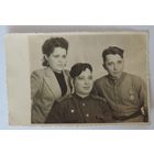 Фото фронтовиков с девушкой 1950г. Размер 8.7-13.5 см.