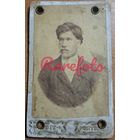 1900-е Визит-портрет удостоверение парень c пронзительным взглядом типаж ретро студийное фото