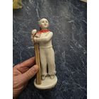 Фарфоровая статуэтка девочка с лыжами