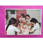 Девушки в вышитых белым и крестиком рубашках. Будапешт. Чистая. 2677.