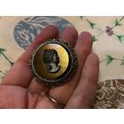 Брошь Камея Capri Глушеное стекло ? США винтаж