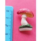 Брошка пластиковая. Грибок. С рубля. Без минимальной цены.