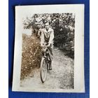 Фото мужчины на велосипеде. 1930-е. 7х9 см.