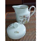 Молочник и крышка от сахарницы от сервиза - Павлин , произведены на фабрике Lettin (VEB Porzellanwerk Lettin) в ГДР (Германия).