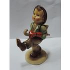 Статуэтка "Мальчик с корзиной и зонтом" Goebel Hummel. Германия. Высота 13 см.