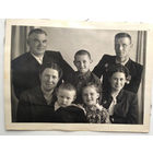 Семейное фото с участником войны. 1956 г. 9х12 см