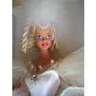 Кукла Barbie Swan Lake, 1991 г. Первый выпуск в серии.Кукла-балерина в костюме героини балета "Лебединое озеро". Продаётся в комплекте с музыкальной вращающейся подставкой.