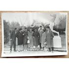 Фото у скульптуры в сквере стадиона "Динамо" Минск. 1950-60-е. 12х18 см.