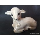Фарфор. Статуэтка. Овечка с колокольчиком. СССР. Добруш.