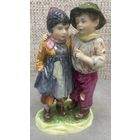 Винтажная немецкая фарфоровая статуэтка "Дети попрошайки" Rudolph Kammer. Высота 15 см.
