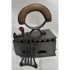 Чугунный утюг с горбатой ручкой. 1.