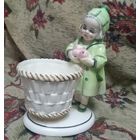 Коллекционная фарфоровая статуэтка/карандашница. Девочка с яблоками. Привезена из Англии.