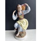 Статуэтка фаянс девушка с корзинкой винограда