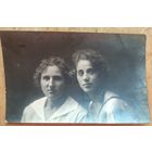 Фото двух девушек. 1930-е. 9х13.5 см