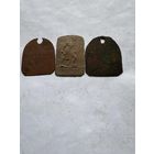 Старинный значок плюс два собачих жетона.