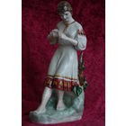 Статуэтка фарфоровая " Гадание на ромашке "  ЗХК Полонне   ( ЦЕЛАЯ )