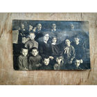 Фото детей с учительницей. 1920-е? 9х14 см