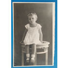 Фото девочки на табурете. 1930-е. 9х13.5 см