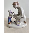 СТАТУЭТКА ФАРФОРОВАЯ " ПЕРВЫЕ ШАГИ ". 15*14*8 СМ. ПОЛОННОЕ. СМ.ФОТО, КЛЕЙМО И ОПИСАНИЕ.