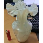 Стеклянная ваза, из СССР, с волнообразным , ажурным горлышком. Белая
