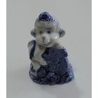 Статуэтка фарфоровая "Обезьянка". Высота 6 см. Целая, без реставрации.