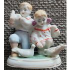 Дети кормят голубей.