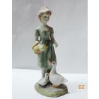 Статуэтка фарфоровая "Девушка с гусями" 80-е годы Европа. Высота 17.5 см.