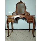 Дамский столик с зеркалом.