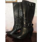 Стильные сапоги на 38-38,5 Roberto Venuti. Покупала за границей, качество сильно отличается от тех, которые продаются у нас в Минске. Натуральная кожа, красная подошва.