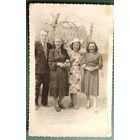 Фото мужчины и девушек в Михайловском сквере. Минск. 1953 г. 8х12 см.