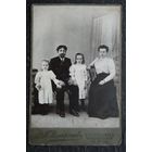 Фото петербургского семейства. (Фотография В.П. Виссарионова). До 1917 г. 11х16.5 см.