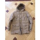 Классная мужская куртка на 44-46-48 размер, зима, достаточно теплая носили зимой. Цвет горчица. Внутри есть резинка, которая не позволяет продувать куртку, капюшон съемный, есть мех. Рукава на манжете