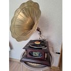 Старинный граммофон с трубой Швейцария