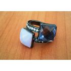 Кольцо р-р 16,5. Два больших красивых камня и по семь маленьких с каждой стороны.