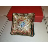 Винтажная пепельница с этикетками брендов от сигар и сигарет, залитая огнестойким лаком, размер 9*9 см.