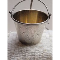 Ситечко-ведерко для чая с цветочным рисунком. Серебро с золочением.