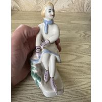 На катке (Фигуристка) - (Полонский завод художественной керамики) - Фарфор СССР